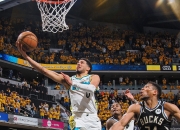 字母哥迎来三赛季出色发挥，快船观众热烈欢呼！